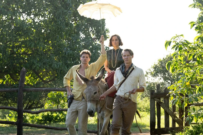 Grupo de personajes excéntricos en la jungla remota de Edén (2025), dirigida por Ron Howard, con Jude Law y Ana de Armas destacados