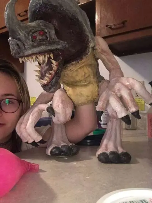 Imagen del making of de The Puppet Monster Massacre, rodada con fondo verde y marionetas artesanales