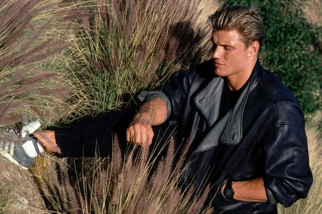 Dolph Lundgren posando de modelo