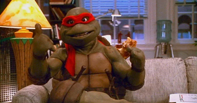 La tortuga ninja Raphael comiendo pizza
