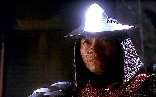 El villano Shredder con su armadura de cuchillas y casco metálico
